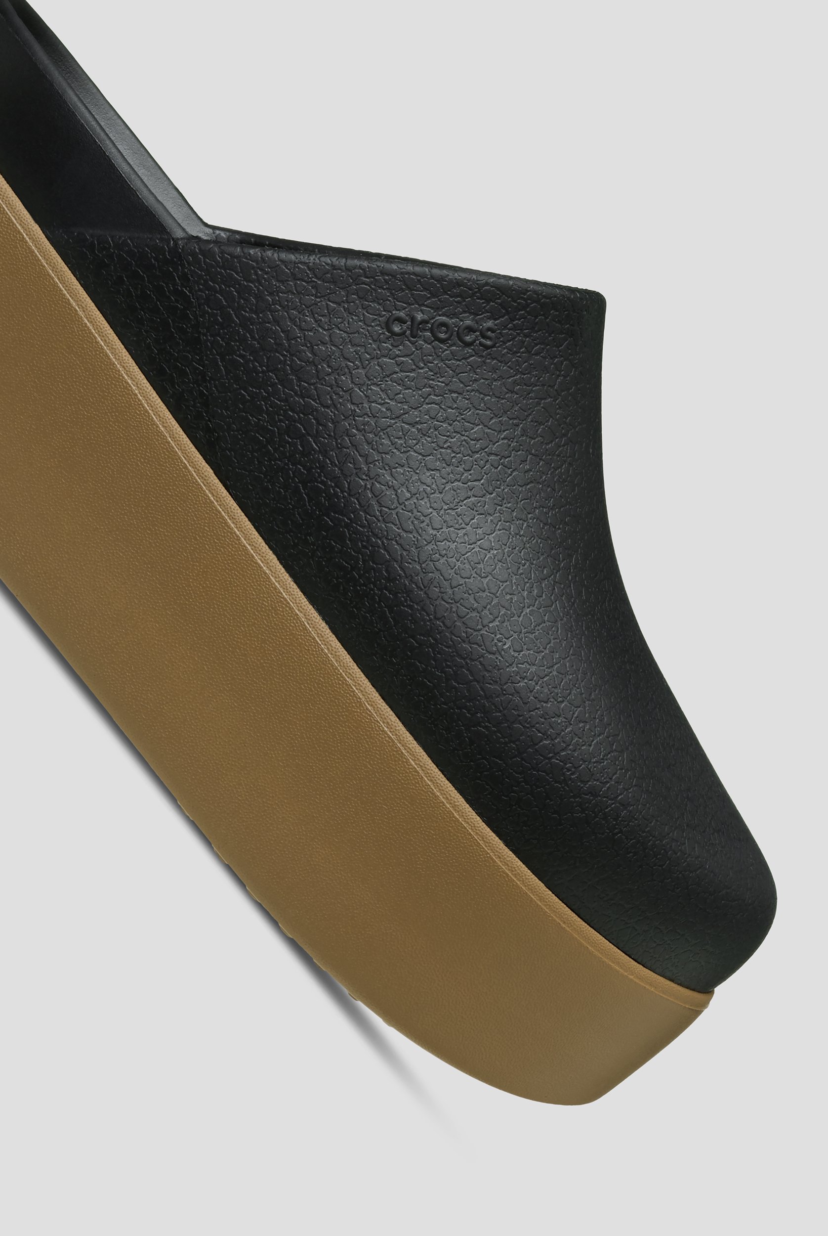 Zuecos Crocs&trade; Black / Sepia Dylan Platform para mujer