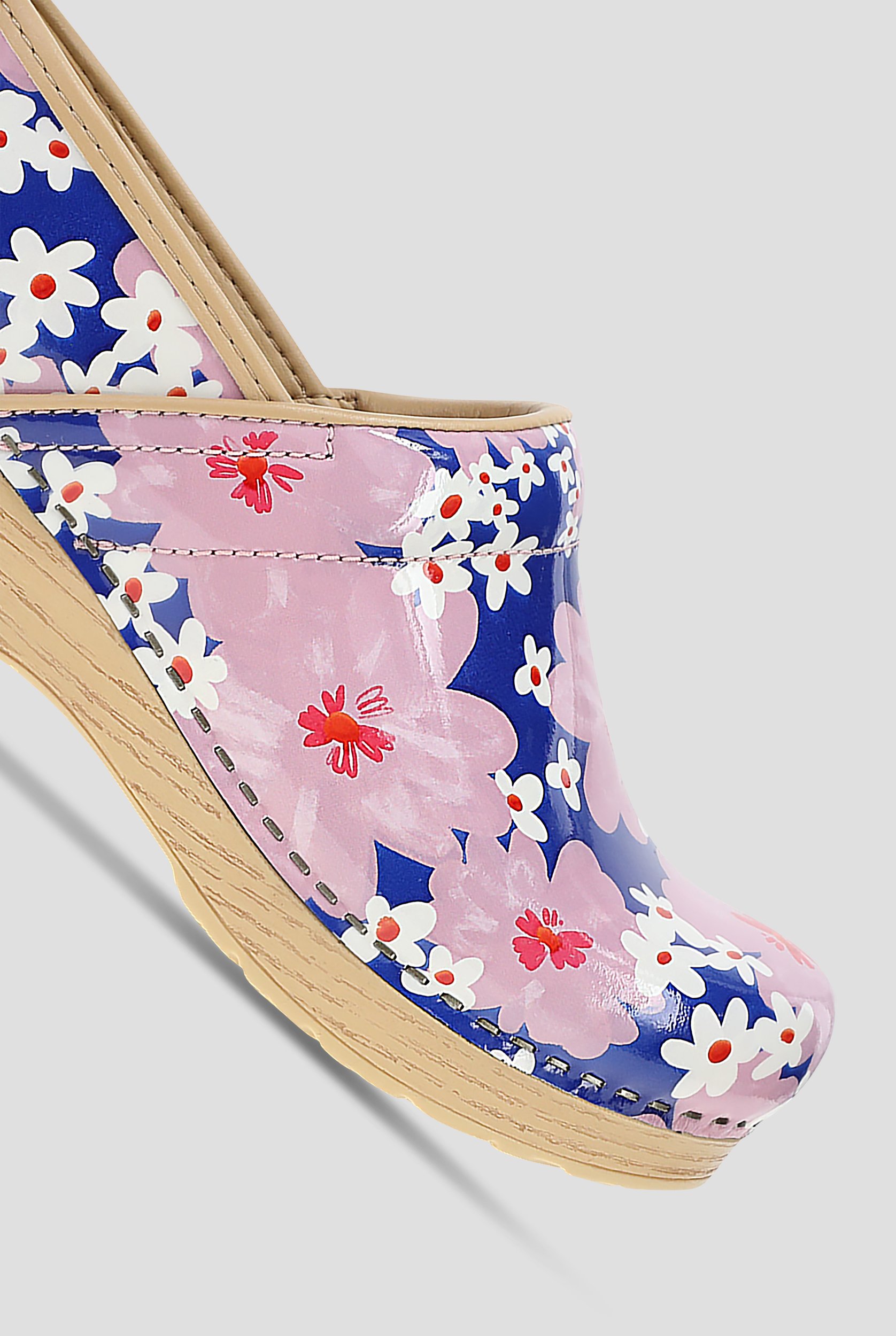 Zuecos Dansko Professional Pink Bloom de charol para mujer