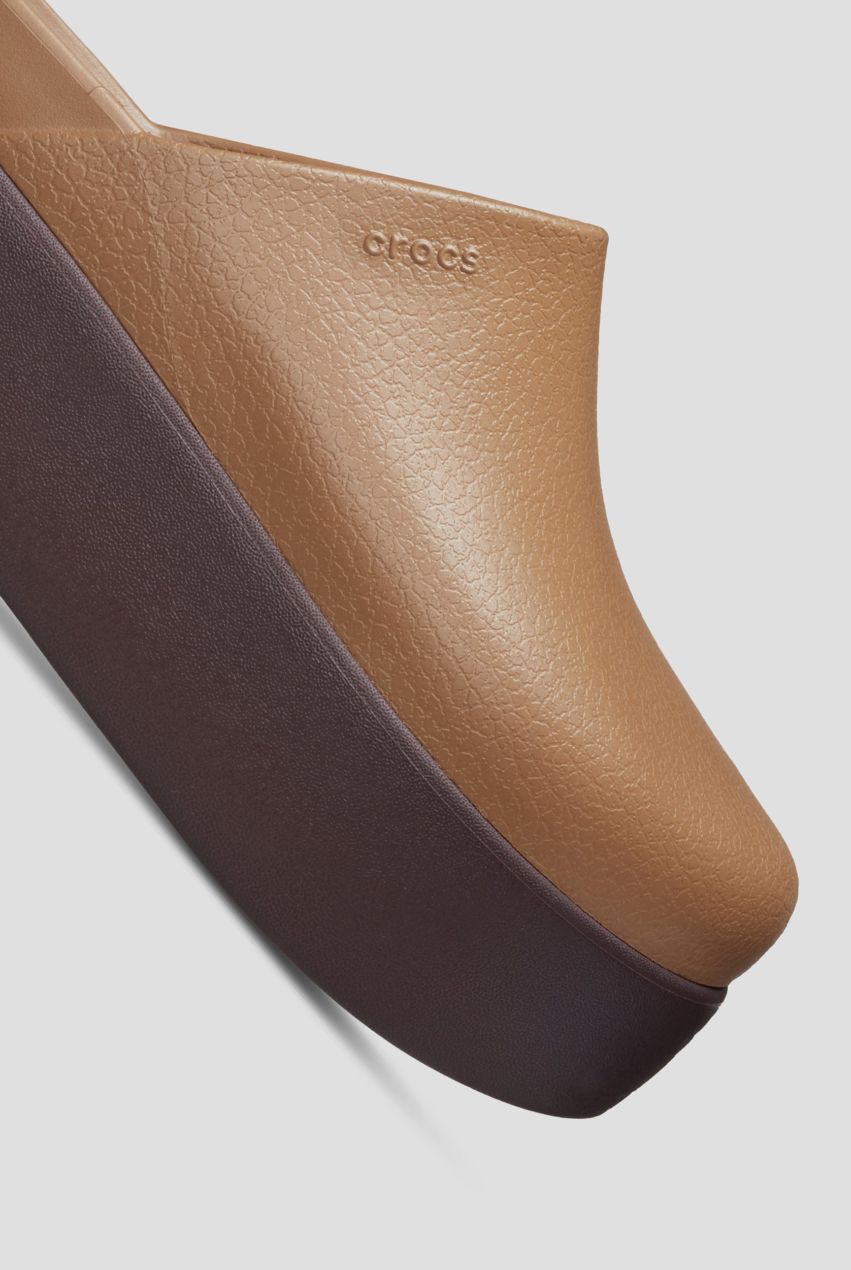 Zuecos Crocs&trade; Dylan Sepia Platform para mujer